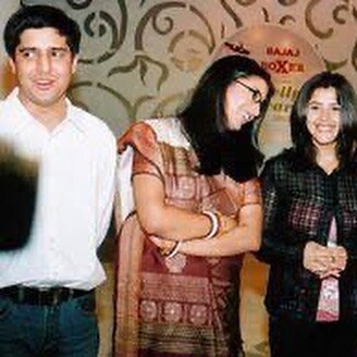 एकता कपूरची गाजलेली मालिका 'क्योंकि सास भी कभी बहू थी'मध्ये तुलसीच्या भूमिकेमुळे प्रसिद्ध झालेली अभिनेत्री स्मती यांनी एकता कपूरद्वारे शेअर करण्यात आलेल्या फोटोंवर रिअॅक्शन दिली आहे. 