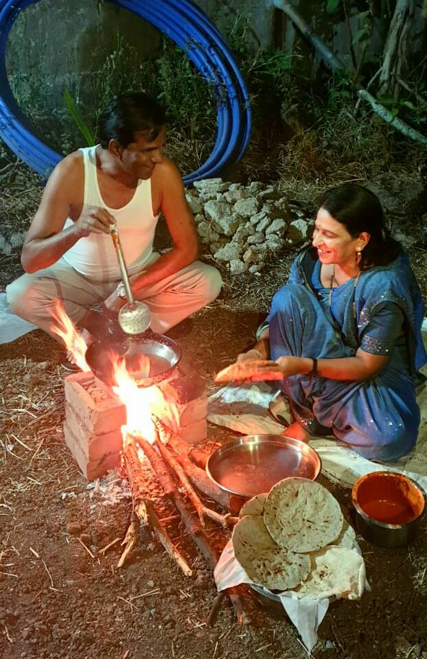 केंद्रीय राज्यमंत्री रावसाहेब दानवे आपल्या घरी चुलीवर स्वयंपाक करत आहेत. 