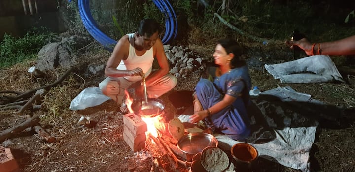 रावसाहेब दानवे आपल्या पत्नीसोबत चुलीवर स्वयंपाक करत आहेत. 