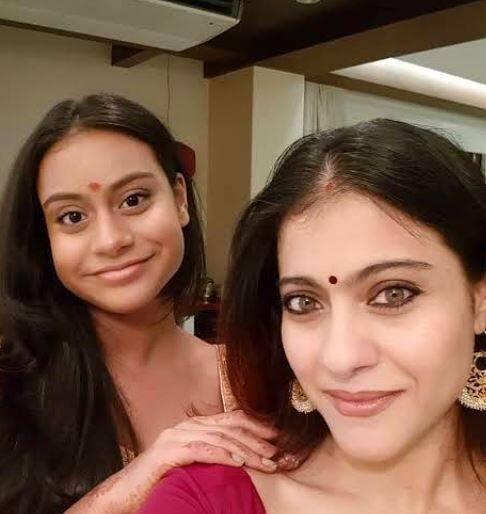 त्यानंतर अजय आणि काजोलच्या चाहत्यांनीही न्यासावर शुभेच्छांचा वर्षाव केला. 