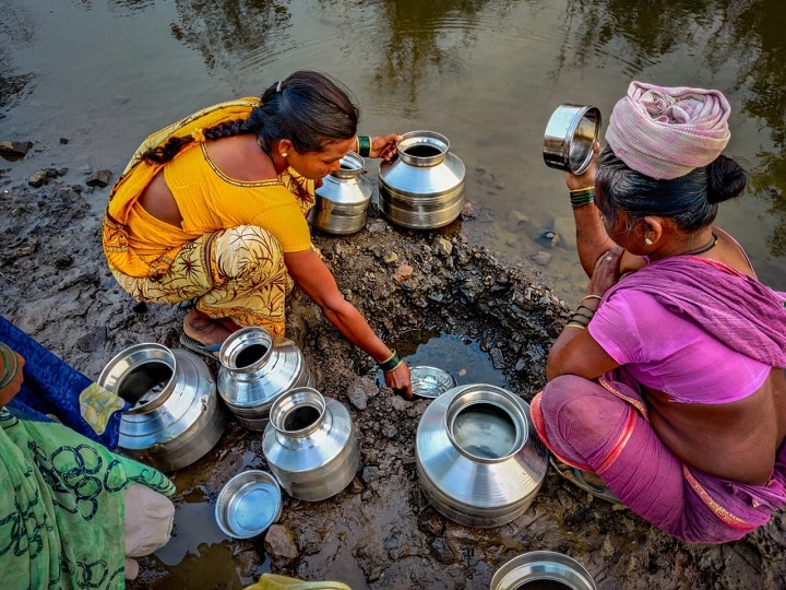 water scarcity with corona crisis in Palghar पालघरमध्ये कोरोना संकटाबरोबर पाणी टंचाईची भीषणता; घोटभर पाण्यासाठी महिलांची वणवण