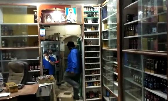 Lockdown - Robbery at three liquor shops in Sangli सांगलीत तळीरामांचा धुमाकूळ; एकाच दिवशी दारुची तीन दुकानं फोडली, लाखोंच्या दारु बाटल्या लंपास