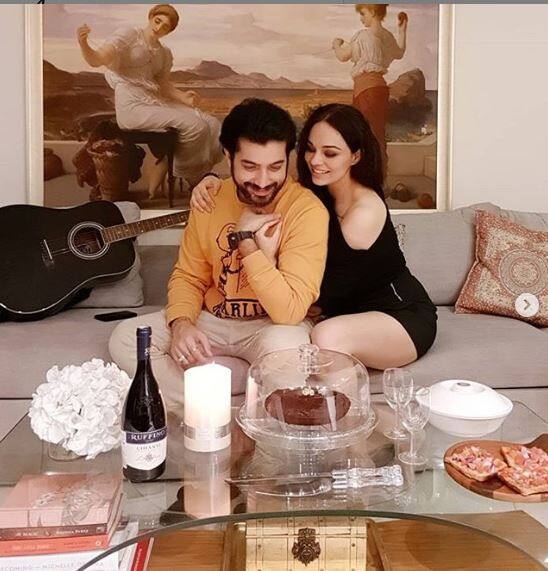 कोरोना व्हायरस लॉकडाऊन दरम्यान दोघांनी आपला लग्नाचा पहिला वाढदिवस हटके अंदाजात साजरा केला. 