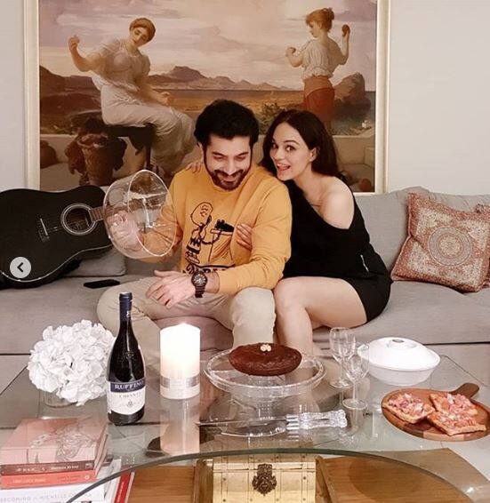 दरम्यान, हे जोडपं ग्रँड पार्टी होस्ट करू शकलं नाही. परंतु, त्यांचे फोटो पाहिल्यानंतर त्यांनी लॉकडाऊनमध्येही आपला लग्नाचा वाढदिवस, हटके स्टाइलने सेलिब्रेट केल्याचं पाहायला मिळत आहे. 