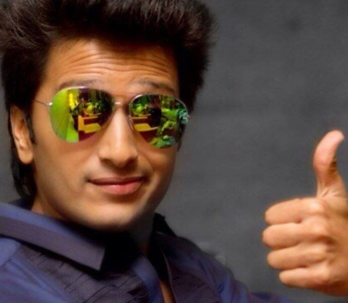 Riteish Deshmukh appreciate CM Uddhav Thackeray मुख्यमंत्र्यांचे करावे तितके कौतुक कमीच, रितेश देशमुखकडून स्तुतिसुमनं