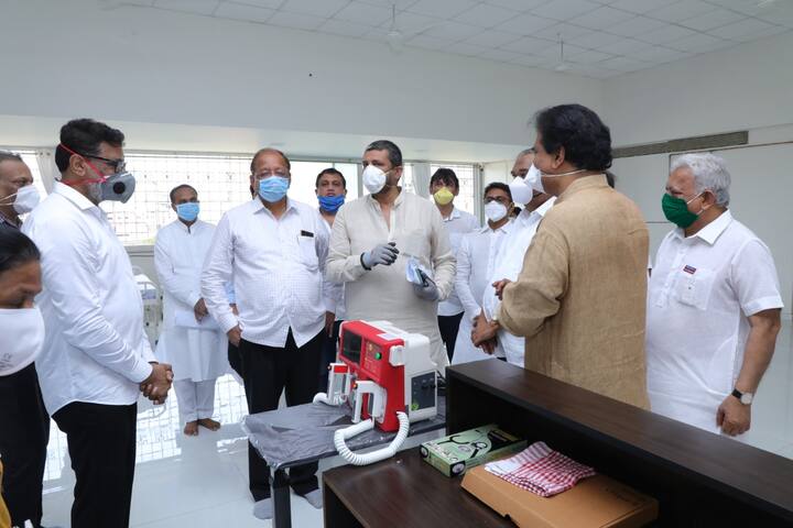 भाजप खासदार गोपीळ शेट्टी आणि शिवसेनेचे माजी सार्वजनिक आरोग्यमंत्री दीपक सावंत यांच्या मार्गदर्शनाखाली हे राज्यातलं पहिलं खाजगीकोविड केअर सेंटर तयार झालंय. 