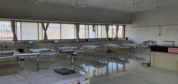 महाराष्ट्रातलं पहिलं खाजगी कोविड केअर सेंटर मुंबईतल्या कांदिवली भागात उभारण्यात आलंय. 