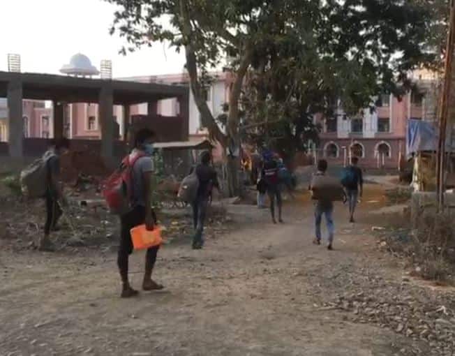 जिल्हा मुख्यालयाच्या कामासाठी ठाण्याहून 30 कामगार पालघरमध्ये, ठेकेदारावर गुन्हा दाखल 30 workers from Thane to Palghar for district headquarters work, case filed against contractor जिल्हा मुख्यालयाच्या कामासाठी ठाण्याहून 30 कामगार पालघरमध्ये, ठेकेदारावर गुन्हा दाखल