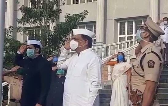 सांगलीत पालकमंत्री जयंत पाटील यांनी ध्वजारोहण केलं.