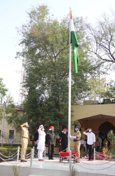 महाराष्ट्र दिनाच्या निमित्ताने बीडमध्ये पालकमंत्री धनंजय मुंडे यांनी ध्वजारोहण केलं.