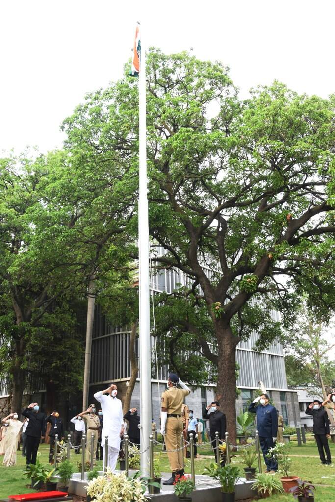 महाराष्ट्र दिनाच्या निमित्ताने पुण्यात उपमुख्यमंत्री अजित पवार यांनी ध्वजारोहण केलं.