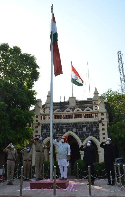 जळगाव जिल्ह्याचे पालकमंत्री आणि राज्याचे पाणी पुरवठा मंत्री गुलाबराव पाटील यांच्या हस्ते ध्वजारोहण करण्यात आले.