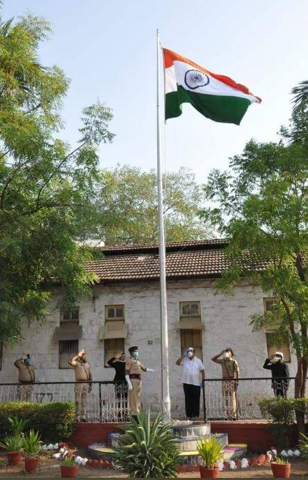 अहमदनगर येथील जिल्हाधिकारी कार्यालयात ध्वजारोहण समारंभ पार पडला. जिल्ह्याचे पालकमंत्री तसेच राज्याचे ग्रामविकास मंत्री हसन मुश्रीफ यांच्या हस्ते ध्वजारोहण करण्यात आले