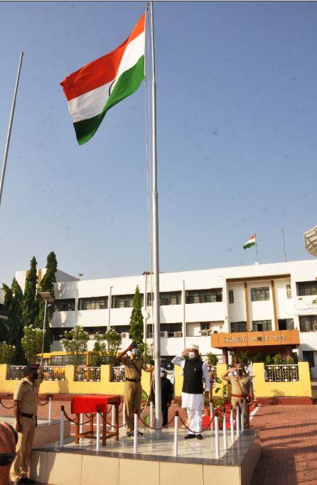 जालना येथे महाराष्ट्र दिनानिमित्त राज्याचे आरोग्य मंत्री तथा जिल्ह्याचे पालकमंत्री राजेश टोपे यांच्या हस्ते ध्वजारोहण करण्यात आले.