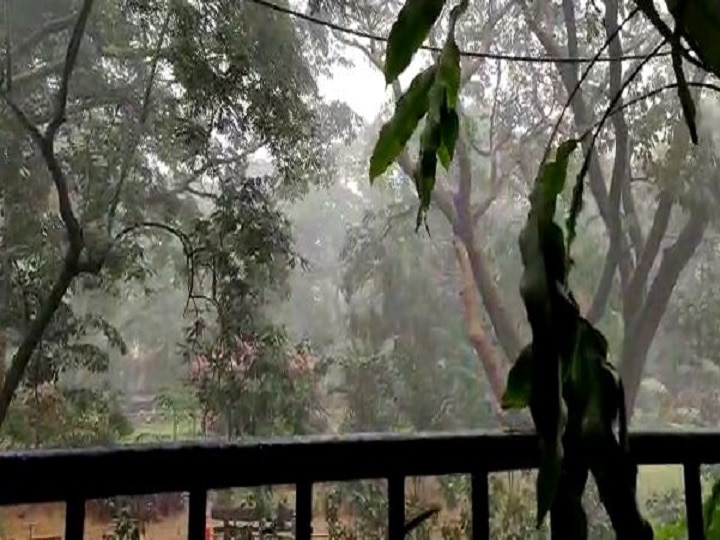 unseasonal rain in pune, hording collapse in shivajinagar area   पुण्यात विविध भागात वादळी वाऱ्यासह अवकाळी पावसाची हजेरी
