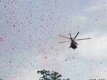 In Pics : कोरोनाशी लढणाऱ्या वॉरियर्सना सैन्यदलाकडून जागोजागी मानवंदना, फायटर विमानातून पुष्पवृष्टी