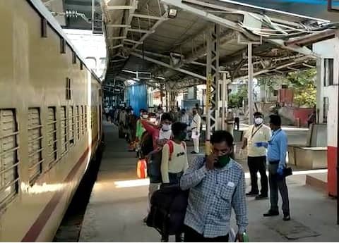 नागपुरातून 1200 मजुरांना घेऊन विशेष 'श्रमिक' एक्स्प्रेस उत्तर प्रदेशला रवाना नागपुरातून 1200 मजुरांना घेऊन विशेष 'श्रमिक' एक्स्प्रेस उत्तर प्रदेशला रवाना