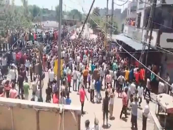 workers throw stones at police in Surat सूरतमध्ये परप्रांतीय मजुरांची पोलिसांवर दगडफेक; एकदोन गाड्याही पेटवल्या