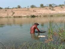 BLOG | सोनझरी.. दोन वेळची भाकर मिळावी म्हणून माती धुणारी माणसं