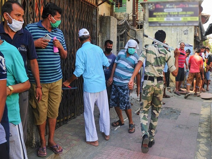 जवळपास 40 दिवसांनी देशात अनेक ठिकाणी दारूची दुकानं उघडण्यासाठी परवानगी देण्यात आली आहे. दुकानं उघडण्यासाठी परवानगी दिल्यानंतर पहिल्याच दिवशी दुकानांबाहेर तळीरामांची गर्दी झाल्याचं पाहायला मिळालं. अनेक ठिकाणी तर सोशल डिस्टंन्सिंगचं उल्लंघन केल्यामुळे दुकानं पुन्हा बंद करण्यात आली. 