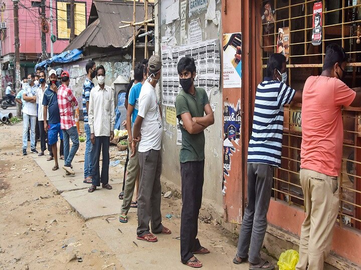 अनेक लोक दारूची दुकानं उघडण्याआधीच दुकानांबाहेर रांगेत उभे राहिले होते. दिल्ली, बंगळूरू, मुंबई आणि लखनौ यांच्यासह इतर इनेक शहरांमध्ये देशातील विविध ठिकाणी तळीरामांची गर्दी पाहायला मिळाली. 