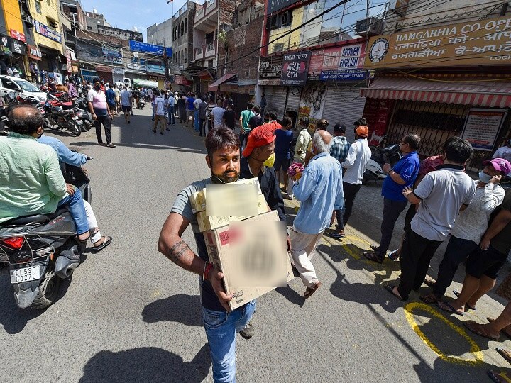 देशातील काही ठिकाणी दारूच्या दुकानांवर सोशल डिस्टन्सिंगचं उल्लंघनही करण्यात आलं. 