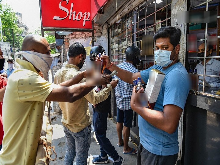 अनेक ठिकाणी दुकानांबाहेर गोळा झालेली गर्दी कमी करण्यासाठी पोलिसांना हस्तक्षेप करावा लागला. 