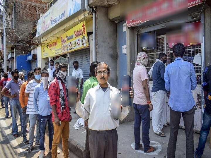 केंद्र सरकारच्या दिशानिर्देशानंतर लॉकडाऊनच्या तिसऱ्या टप्प्यात अनेक राज्यांतील दारूची दुकानं उघडण्यासाठी परवानगी देण्यात आली. 