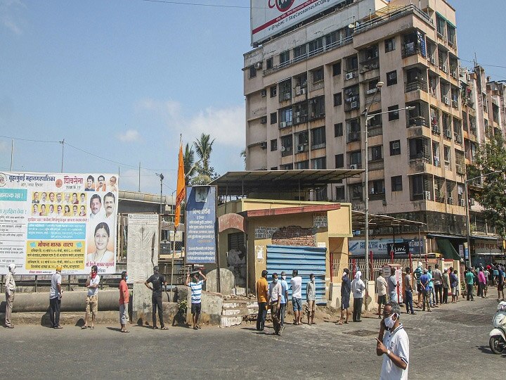 दिल्लीमध्ये दारू महागणार आहे. अरविंद केजरीवाल सरकारने दारूच्या विक्रीवर 'स्पेशल कोरोना फी' लावली आहे. आता लोकांना दारूच्या एमआरपीपेक्षा 70 टक्क्यांनी महाग मिळणार आहे. मंगळवारपासून सकाळपासून नवे दर लागू करण्यात आले आहेत. 