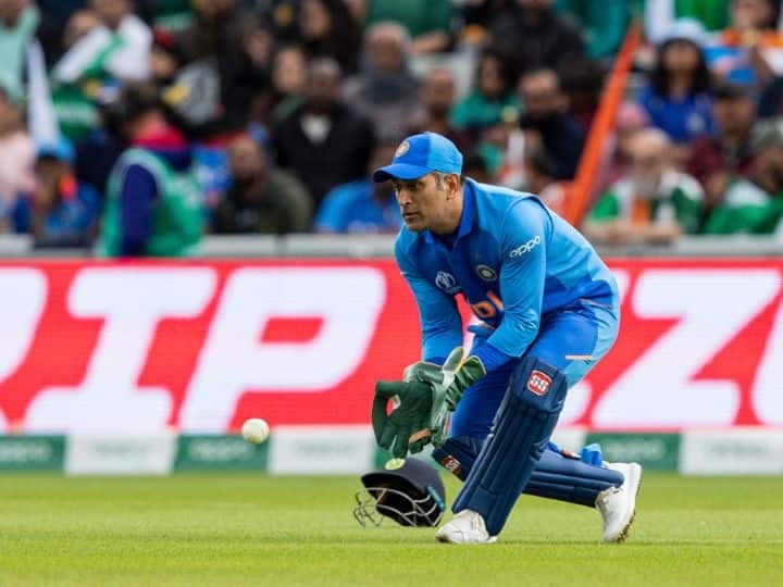 Jos Buttler on MS Dhoni its such a great lesson to just watch ms dhoni says jos buttler ... म्हणून इंग्लंडचा 'हा' विकेटकिपर धोनीला मानतो आदर्श!