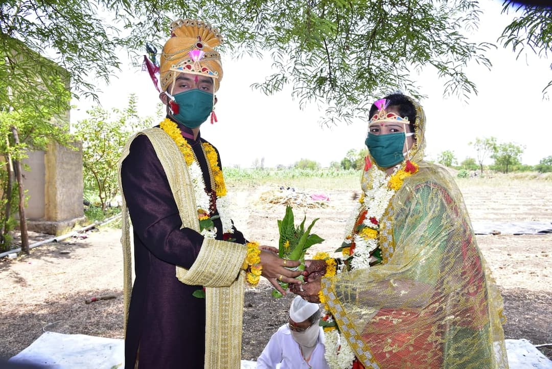 In the Corona crisis, two officers got married under a tree in solapur कोरोनाच्या संकटात दोन अधिकाऱ्यांचा झाडाखाली पार पडला आगळा वेगळा विवाह