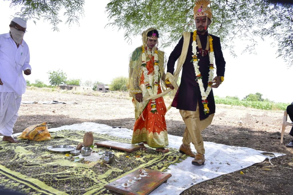 कोरोनाच्या संकटात दोन अधिकाऱ्यांचा झाडाखाली पार पडला आगळा वेगळा विवाह