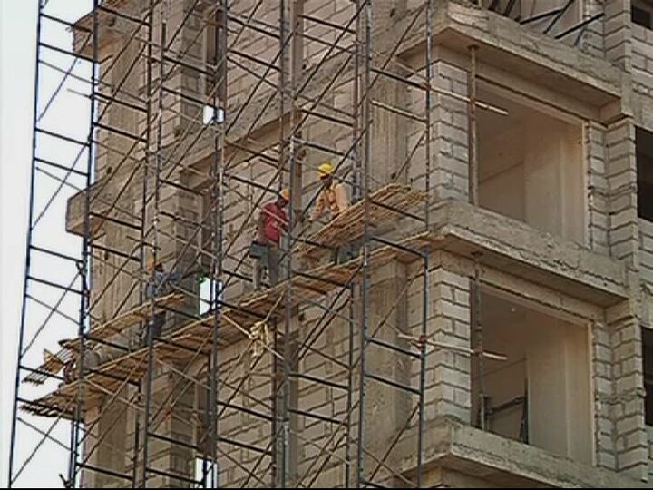 laborers return to village will hurt construction business मजुरांच्या गावी परत जाण्याने बांधकाम व्यवसायाला फटका बसण्याची व्यावसायिकांना भीती