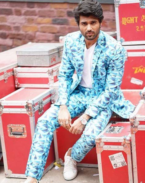 अर्जुन रेड्डी सिनेमाद्वारे लोकप्रियतेचं शिखर गाठलेला दाक्षिणेतील अभिनेता विजय देवरकोंडा याचा आज 31वा वाढदिवस आहे. केवळ दक्षिणेतच नाही संपूर्ण देशभर त्याचे चाहते आहेत.