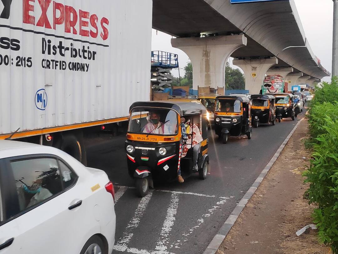 नाशिक शहरात मोठी वाहतूक कोंडी, अत्यावश्यक सेवेची स्टिकर्स लावलेल्या वाहनांमधून अवैध वाहतूक Big traffic jam in Nashik city, illegal traffic from vehicles with essential service stickers नाशिक शहरात मोठी वाहतूक कोंडी, अत्यावश्यक सेवेची स्टिकर्स लावलेल्या वाहनांमधून अवैध वाहतूक