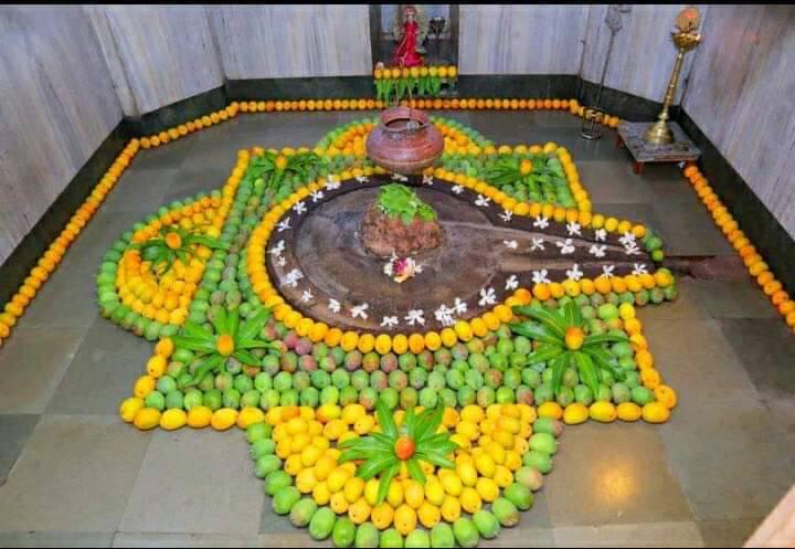 सध्या कोकणात आंब्याचा सीजन आहे. मात्र हापूसवर वारंवार येणारी नैसर्गिक आपत्ती, हवामानाचा परिणाम तसंच देवगड हापूसचे अर्थकारण बदलावं आणि उत्पनात भरभराट व्हावी, यासाठी शेतकऱ्यांनी श्री क्षेत्र कुणकेश्वर चरणी देवगड हापूस अर्पण केले आहेत.