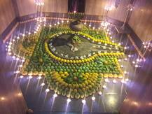 PHOTO : सिंधुदुर्गातील श्री कुणकेश्वराच्या चरणी 1001 देवगड हापूस आंब्यांची आरास