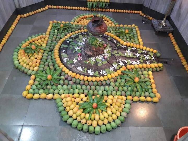 श्री कुणकेश्वराला केलेल्या या आरासामधील हापूस आबे कोरोनाशी दोन हात करण्याऱ्या आरोग्य, महसूल आणि पोलीस कर्मचाऱ्यांना देण्यात येणार आहे. 