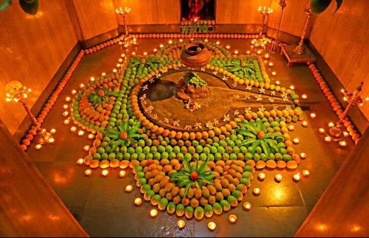 कुणकेश्वर एक तिर्थक्षेत्र आणि पर्यटन म्हणून ओळखलं जातं. त्यासोबतच हे गाव हापूस आंब्यांसाठी प्रसिद्ध आहे. कुणकेश्वर हे एक शिवमंदिर असून छत्रपती शिवरायांनी स्वतः या मंदिराचा जीर्णोद्धार केला होता.