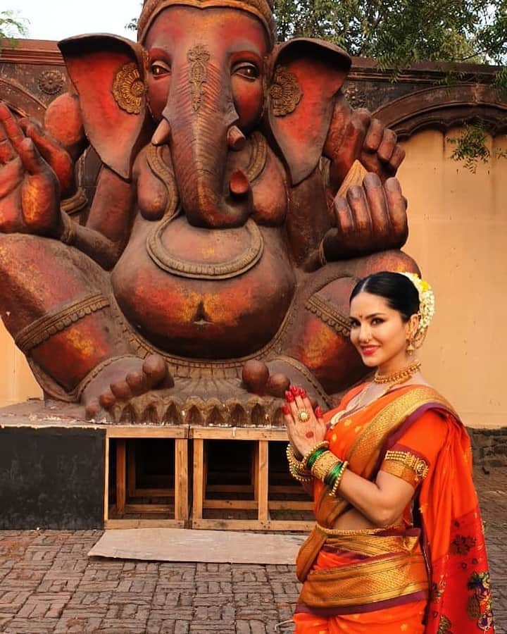 ‘करणजीत कौर – द अनटोल्ड स्टोरी ऑफ सनी लियोनी’ या तिच्यावरील चरित्रामध्ये अनेक गोष्टींचा उलगडा करण्यात आला आहे.