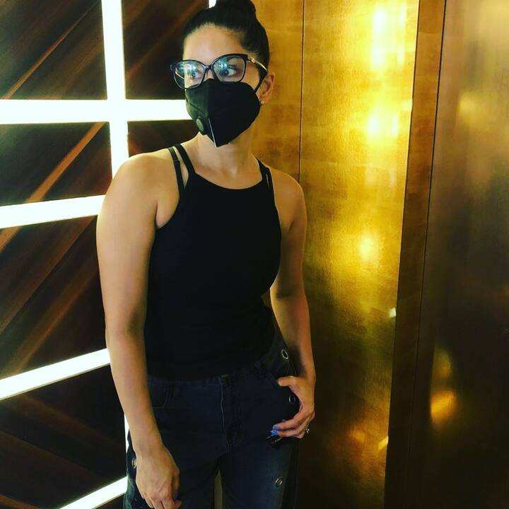 फिटनेसच्या बाबतीत अत्यंत जागरूक असलेली सनी अनेकदा सामाजिक कार्यांमध्ये देखील पुढे असते. 