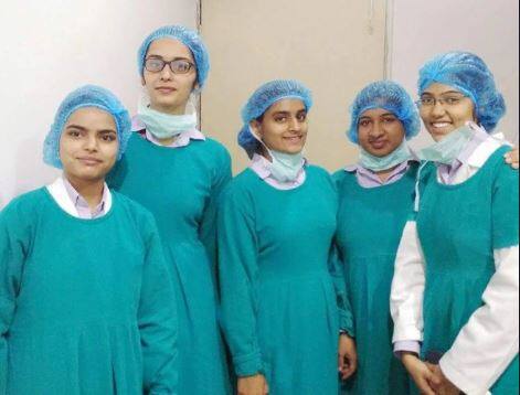 मानुषीचे वडिल डॉक्टर मित्रा बासु छिल्लर भारताच्या सुरक्षा अनुसंधान आणि विकास संघटनांमध्ये वैज्ञानिक भूमिकांमध्ये कार्यरत आहेत. तर तिची आई नीलम इंस्टिट्यूट ऑफ ह्युमन बिहेवियर अॅन्ड एलाइड सायन्सेस न्युरोकेमेस्ट्री विभागाची प्रुमख आहे.