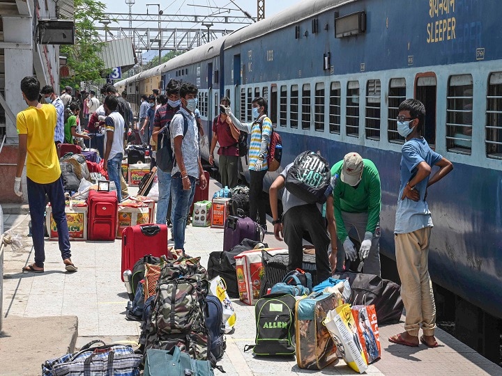 Railways passengers with tickets of regular trains which have been cancelled till june 30 Lockdown | स्पेशल आणि श्रमिक ट्रेन्स वगळता अन्य रेल्वेची 30 जूनपर्यंतची तिकीटं कॅन्सल