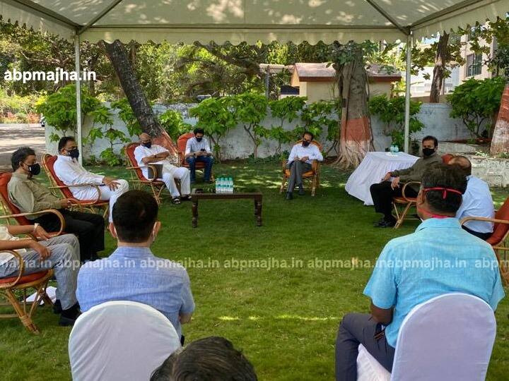 Coronavirus Lockdown ncp president sharad pawar meets CM Uddhav Thackeray मुख्यमंत्री ठाकरे आणि खासदार शरद पवारांची बैठक; राज्यातील परिस्थितीचा घेतला आढावा