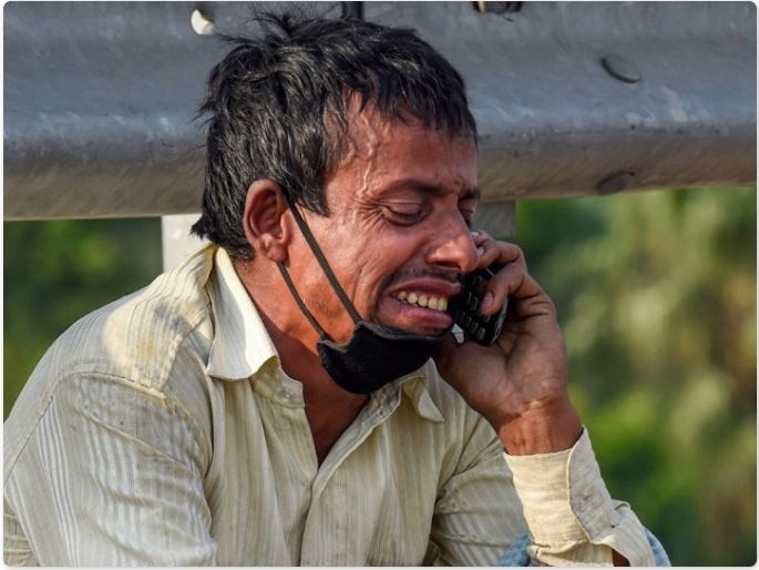 Lockdown, viral photo story of migrant labour rampukar who lost his son in bihar व्हायरल फोटोमागची दु:खद कहाणी, मुलाच्या मृत्यूपूर्वी शेवटचं पाहताही आलं नाही