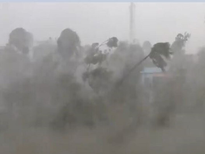 Cyclone Amphan hits Bengal and Odisha, 10 to 12 people dead, heavy destruction in many area Cyclone Amphan | पश्चिम बंगाल, ओदिशात अम्फान चक्रीवादळाचा कहर; 10 ते 12 मृत्युमुखी