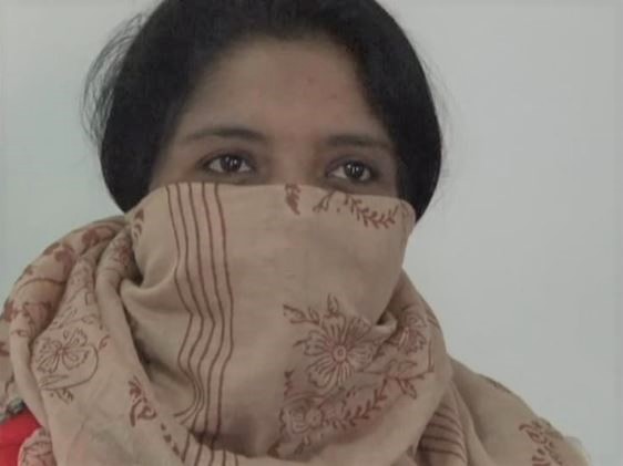 नात्याने झिडकारलं, परक्याने स्वीकारलं; कोलकाताहून परतलेल्या पुण्यातील तरुणीचं सांगलीतील अनोळखी कुटुंबासोबत वास्तव्य Lockdown - Pune girl living with unknown family in Sangli due to lockdown
