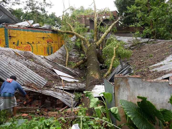 Mamata Banerjee Says 72 Deaths Have Been Reported Due To Cyclone Amphan Cyclone Amphan | पश्चिम बंगालमध्ये अ‍ॅम्फान चक्रीवादळचं रौद्र रूप; आतापर्यंत 72 जणांचा बळी