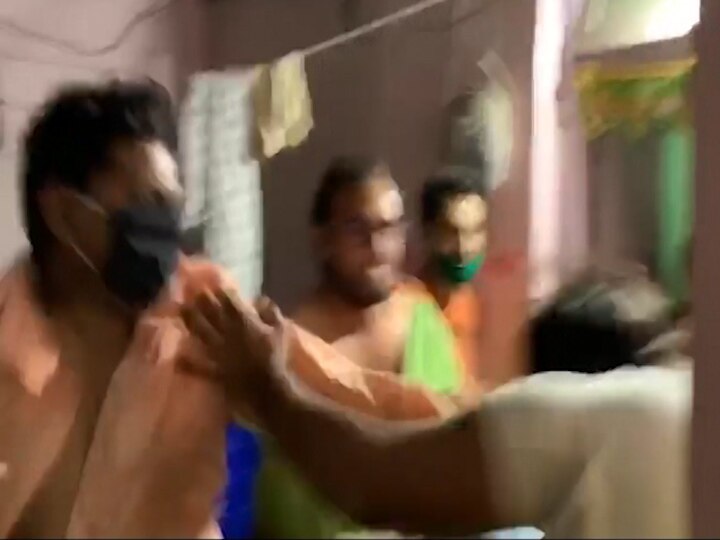 Aurangabad MP Bhagwat Karad son beat BJP workers Kunal Marathe भाजप खासदार भागवत कराड यांच्या मुलांची दादागिरी; वॉर्डात निर्जंतुकीकरण केल्याने पक्षाच्याच कार्यकर्त्यावर हल्ला