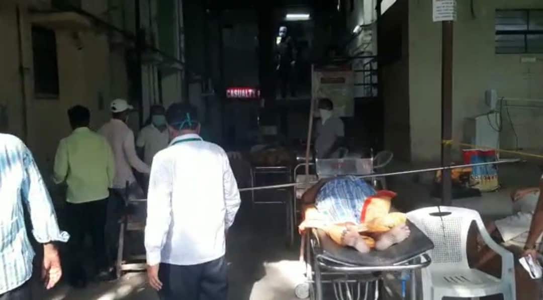 Solapur - Non-COVID patients facing problem at hospitals, Deputy municipal commissioner orders to take action नॉन कोविड रुग्णांवरील उपचारांसाठीही रुग्णालयात दिरंगाई, सोलापूर मनपा उपायुक्तांकडून कारवाईचे आदेश